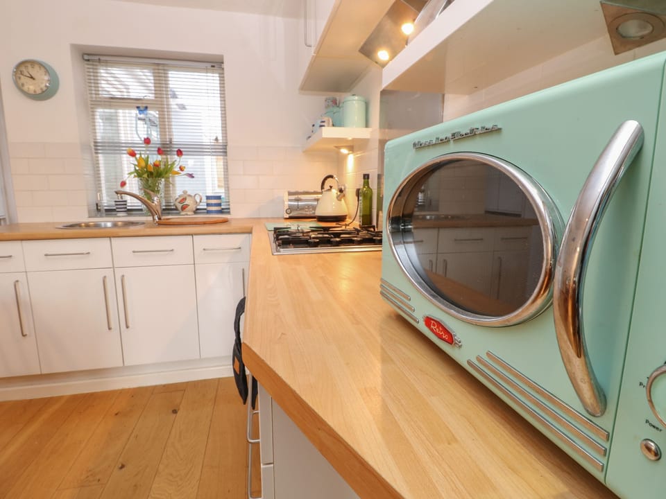 Cottage | Private kitchen | Fridge, microwave, dishwasher, cookware/dishes/utensils