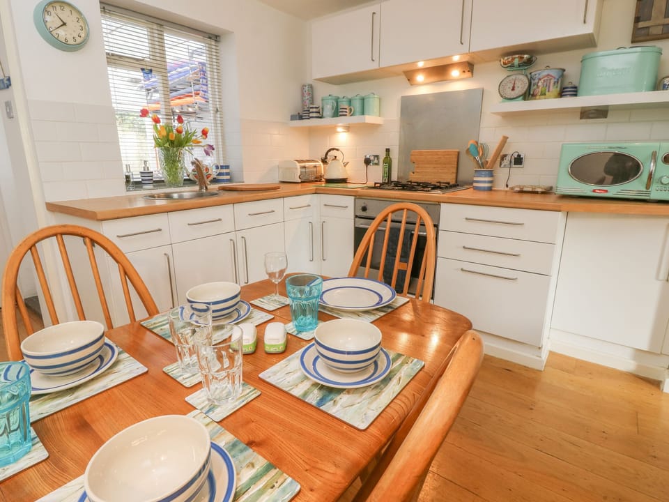 Cottage | Private kitchen | Fridge, microwave, dishwasher, cookware/dishes/utensils