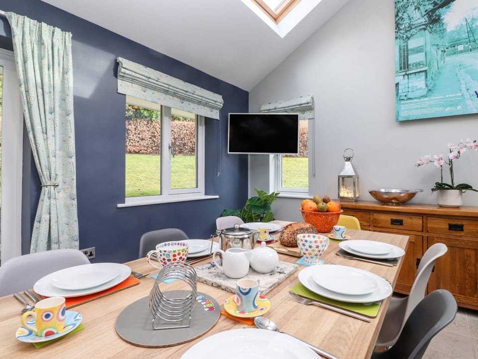 Cottage | Dining