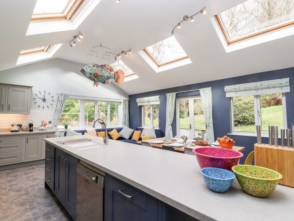 Cottage | Private kitchen | Fridge, dishwasher, cookware/dishes/utensils