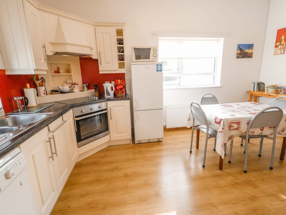 Cottage | Private kitchen | Microwave, dishwasher, electric kettle, cookware/dishes/utensils