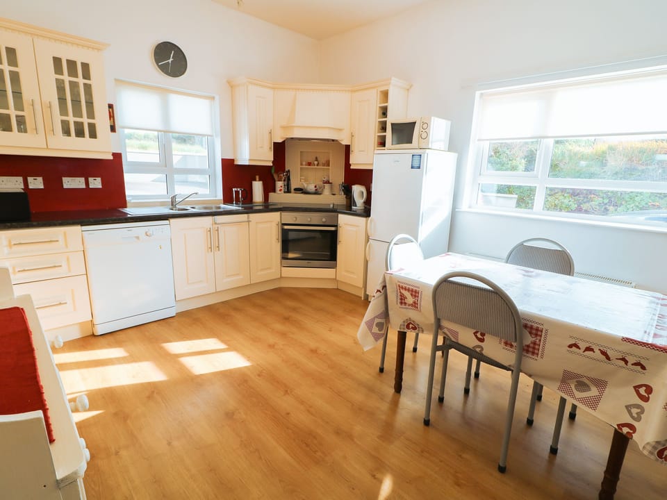 Cottage | Private kitchen | Microwave, dishwasher, electric kettle, cookware/dishes/utensils