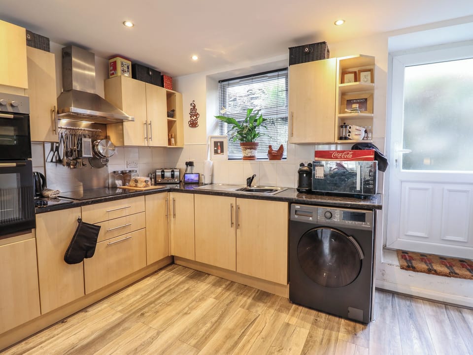 Cottage | Private kitchen | Fridge, microwave, electric kettle, toaster
