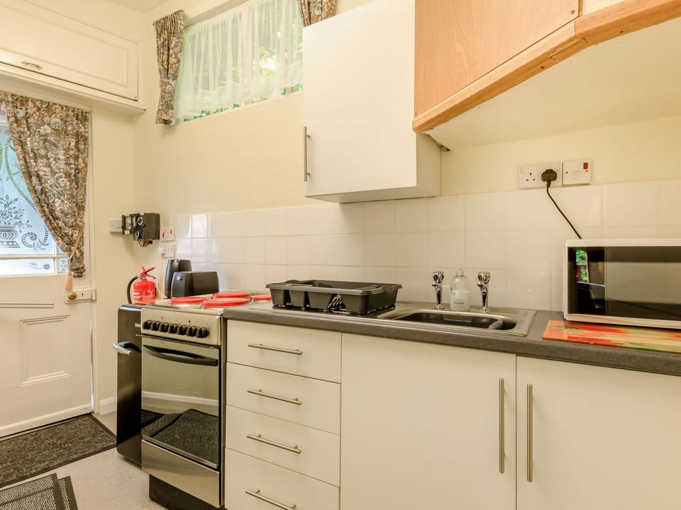 Cottage | Private kitchen | Fridge, electric kettle, toaster, cookware/dishes/utensils
