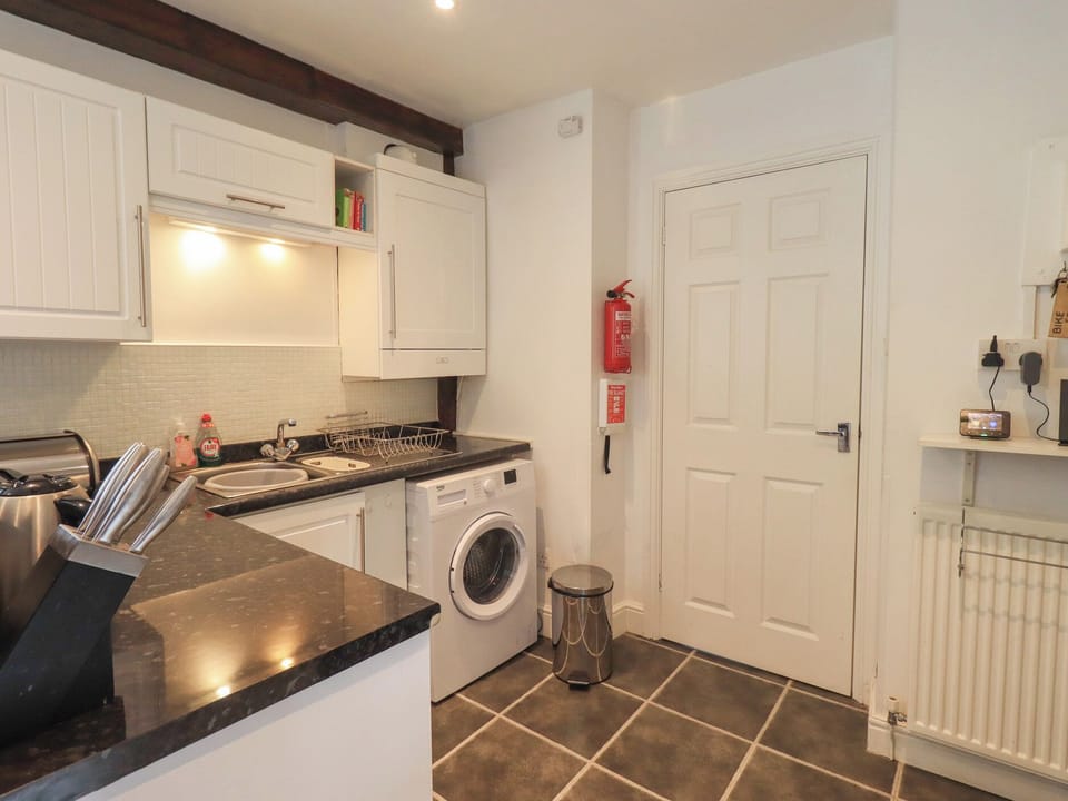 Cottage | Private kitchen | Fridge, dishwasher, cookware/dishes/utensils