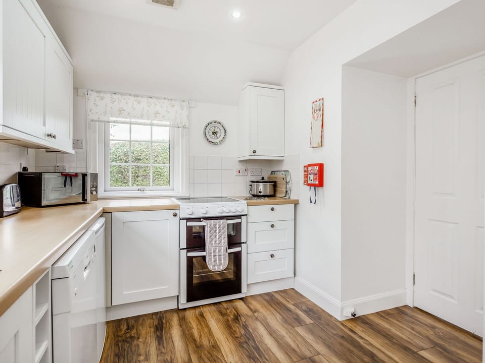 Cottage | Private kitchen | Fridge, dishwasher, toaster, cookware/dishes/utensils