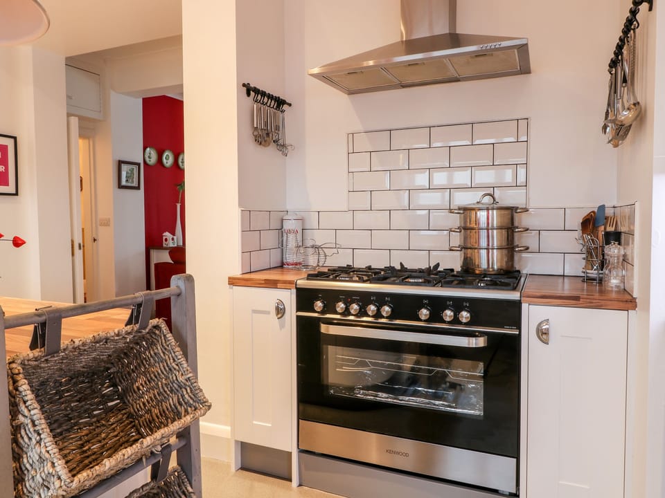 Cottage | Private kitchen | Fridge, microwave, dishwasher, cookware/dishes/utensils