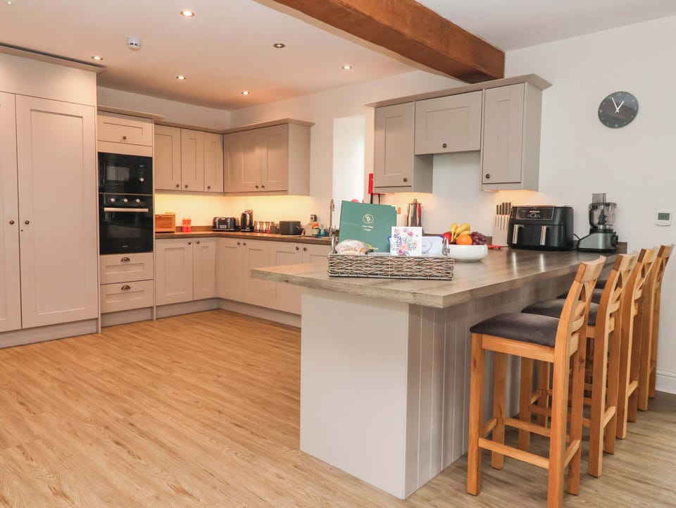 Cottage | Private kitchen | Fridge, microwave, dishwasher, electric kettle