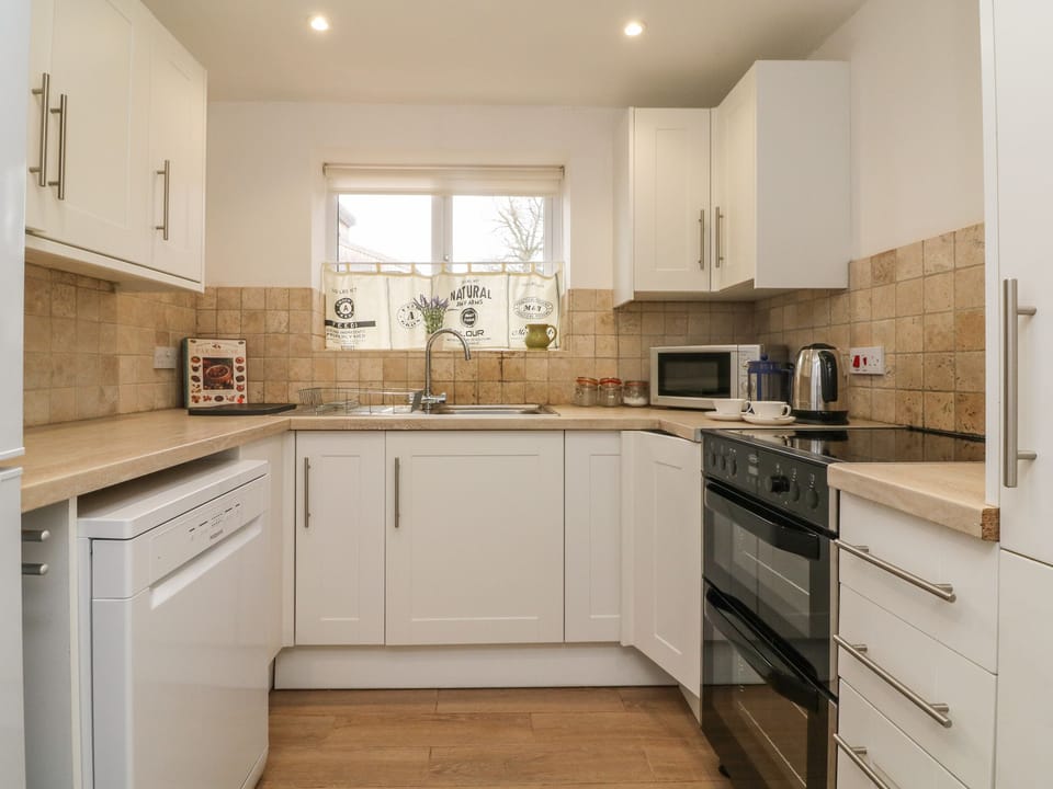 Cottage | Private kitchen | Fridge, microwave, dishwasher, electric kettle