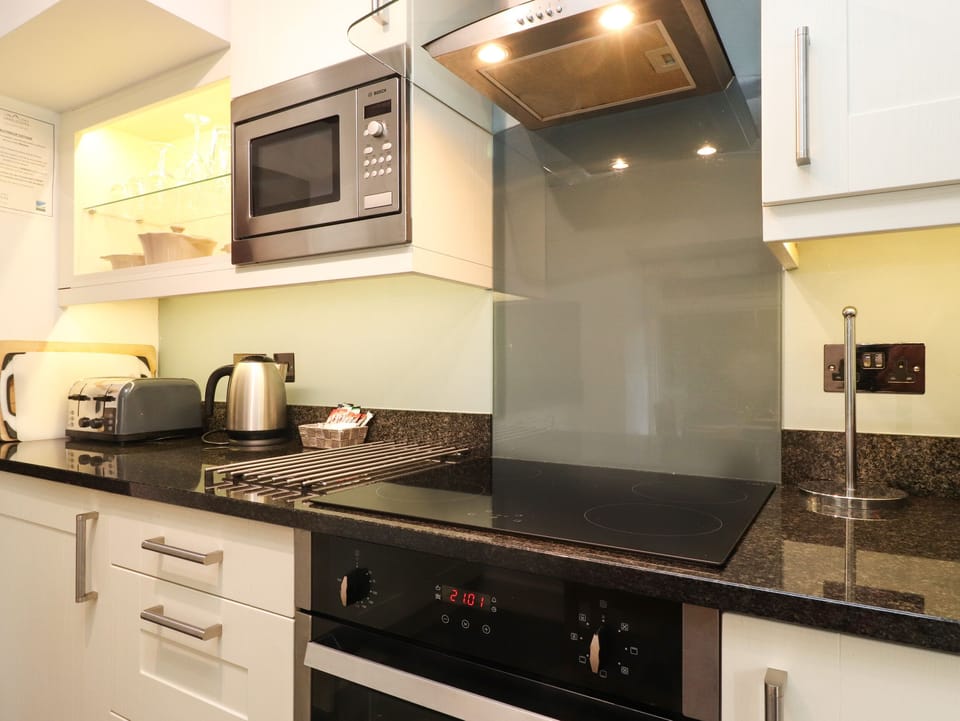 Fridge, microwave, dishwasher, cookware/dishes/utensils