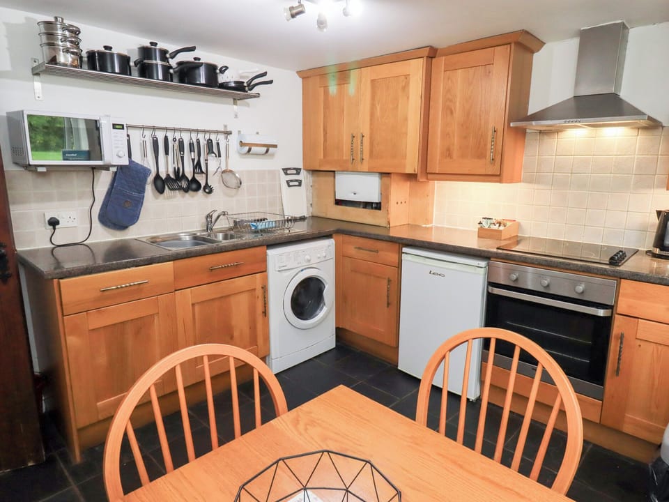 Cottage | Private kitchen | Fridge, dishwasher, electric kettle, toaster