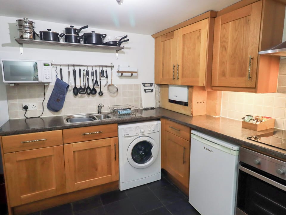 Cottage | Private kitchen | Fridge, dishwasher, electric kettle, toaster