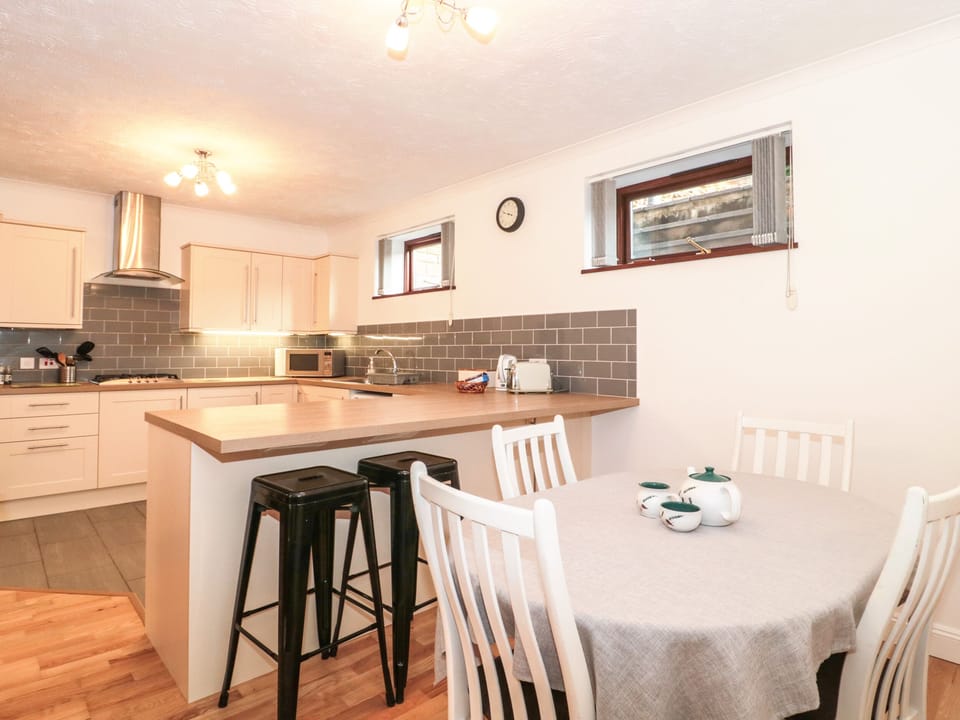 Cottage | Private kitchen | Fridge, microwave, electric kettle, toaster