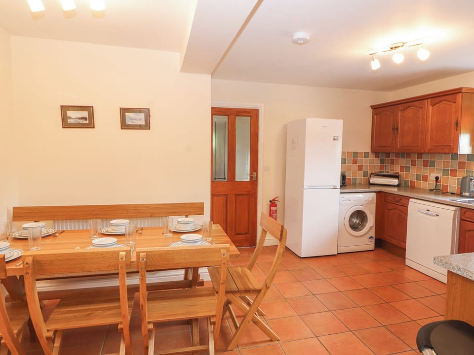 Cottage | Dining