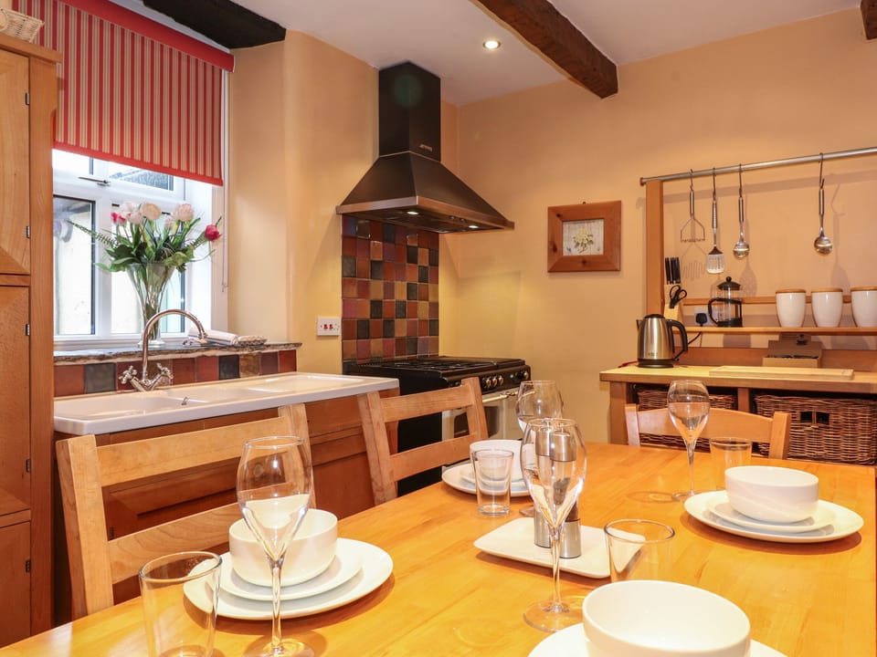 Cottage | Private kitchen | Fridge, cookware/dishes/utensils