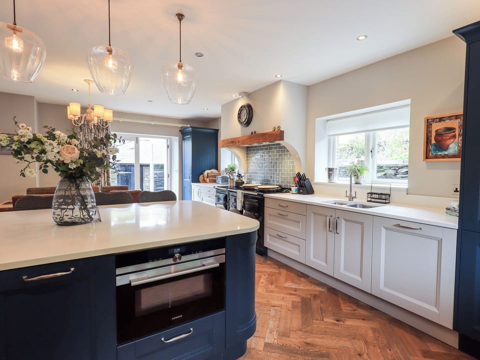 Cottage | Private kitchen | Fridge, dishwasher, cookware/dishes/utensils