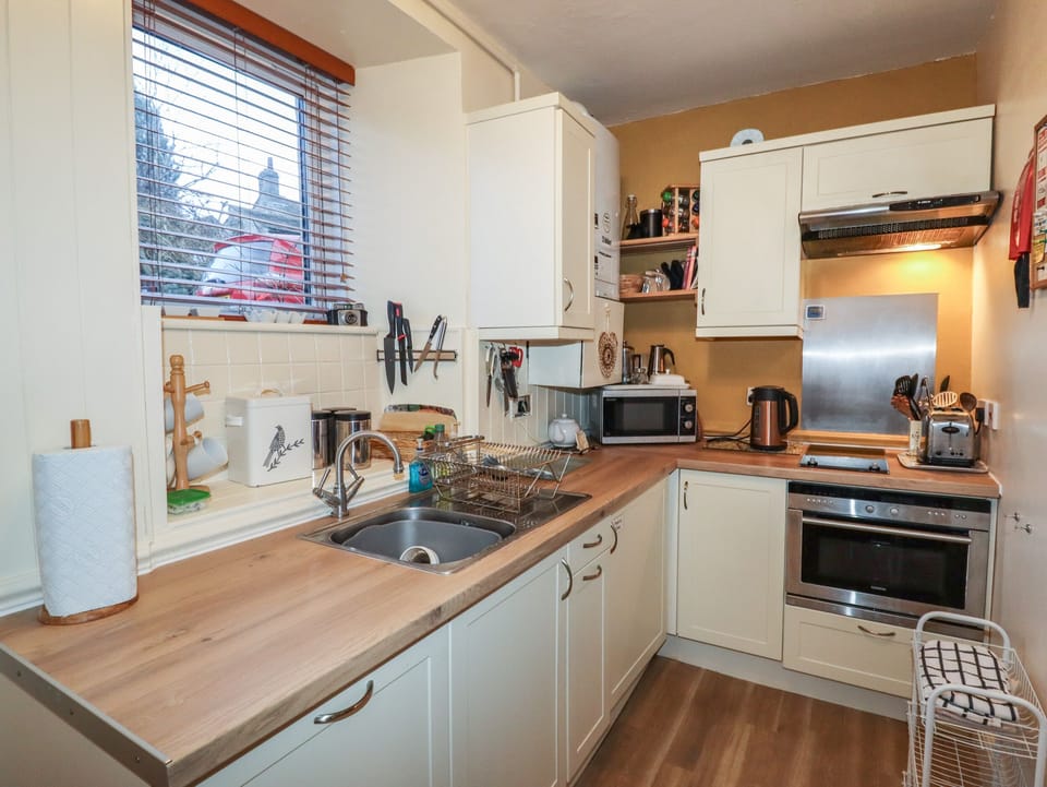 Cottage | Private kitchen | Fridge, dishwasher, electric kettle, toaster