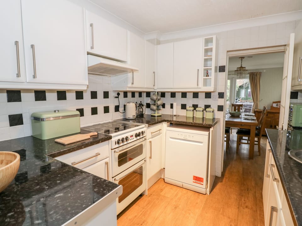 Cottage | Private kitchen | Fridge, dishwasher, cookware/dishes/utensils