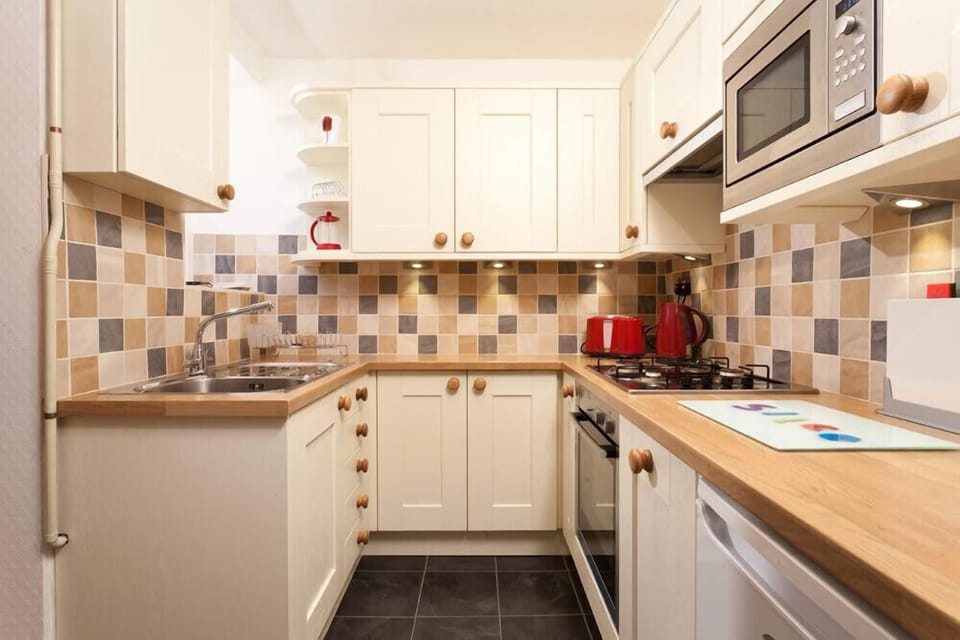 Cottage | Private kitchen | Fridge, dishwasher, cookware/dishes/utensils