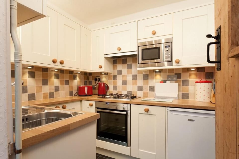 Cottage | Private kitchen | Fridge, dishwasher, cookware/dishes/utensils