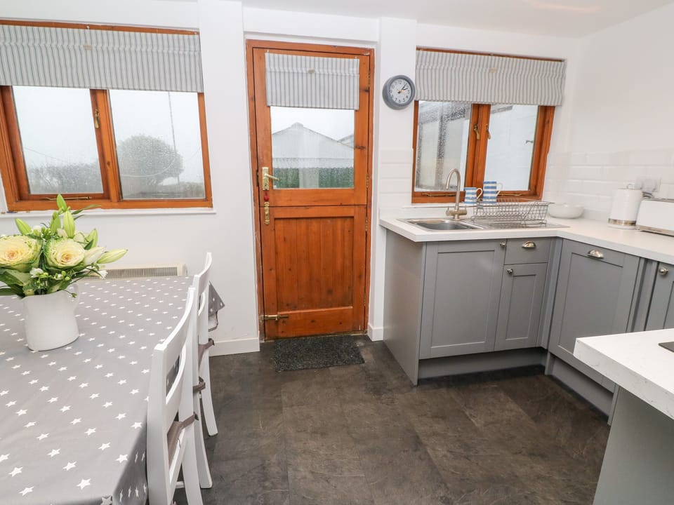 Cottage | Private kitchen | Fridge, dishwasher, toaster, cookware/dishes/utensils