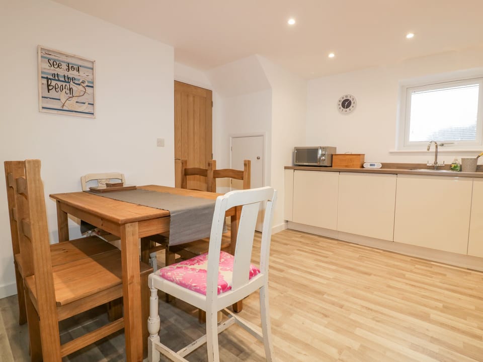 Cottage | Private kitchen | Fridge, microwave, dishwasher, electric kettle