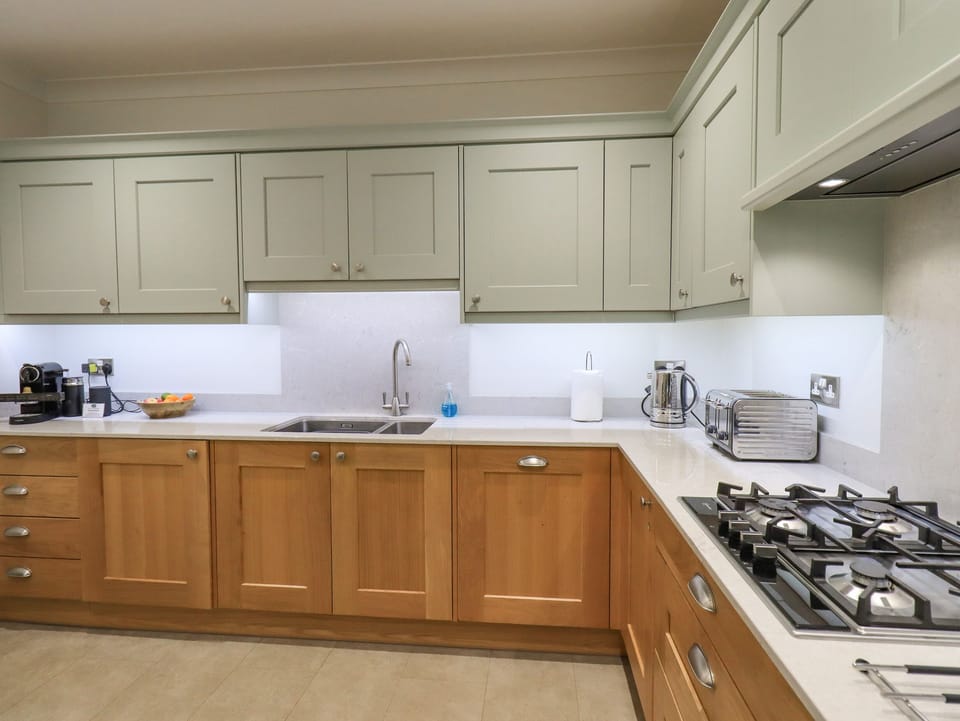 Cottage | Private kitchen | Fridge, microwave, dishwasher, cookware/dishes/utensils