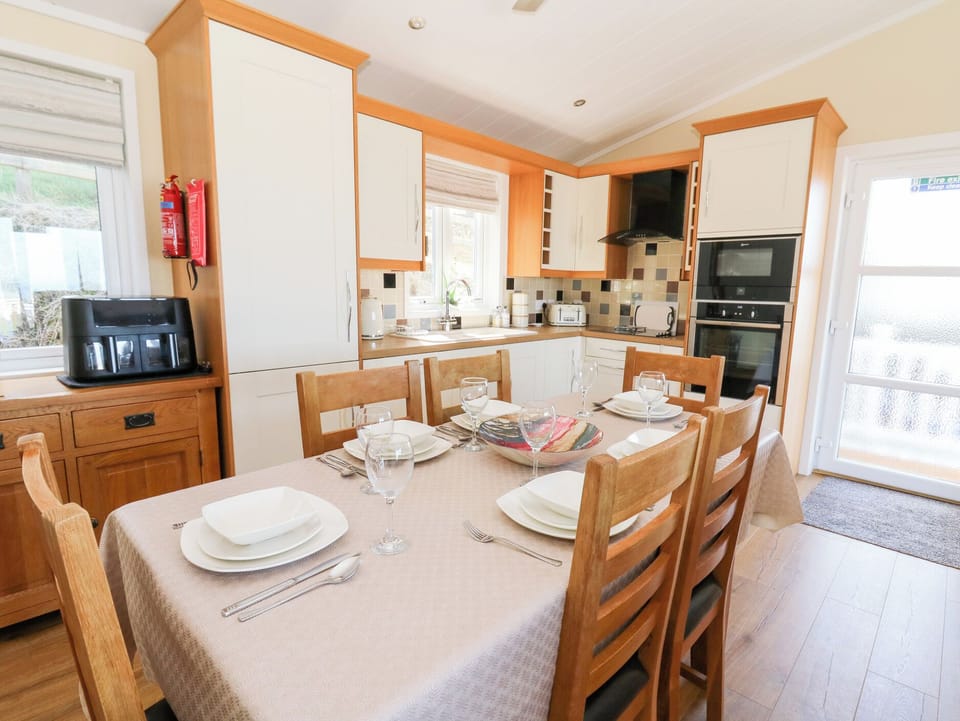 Cottage | Dining