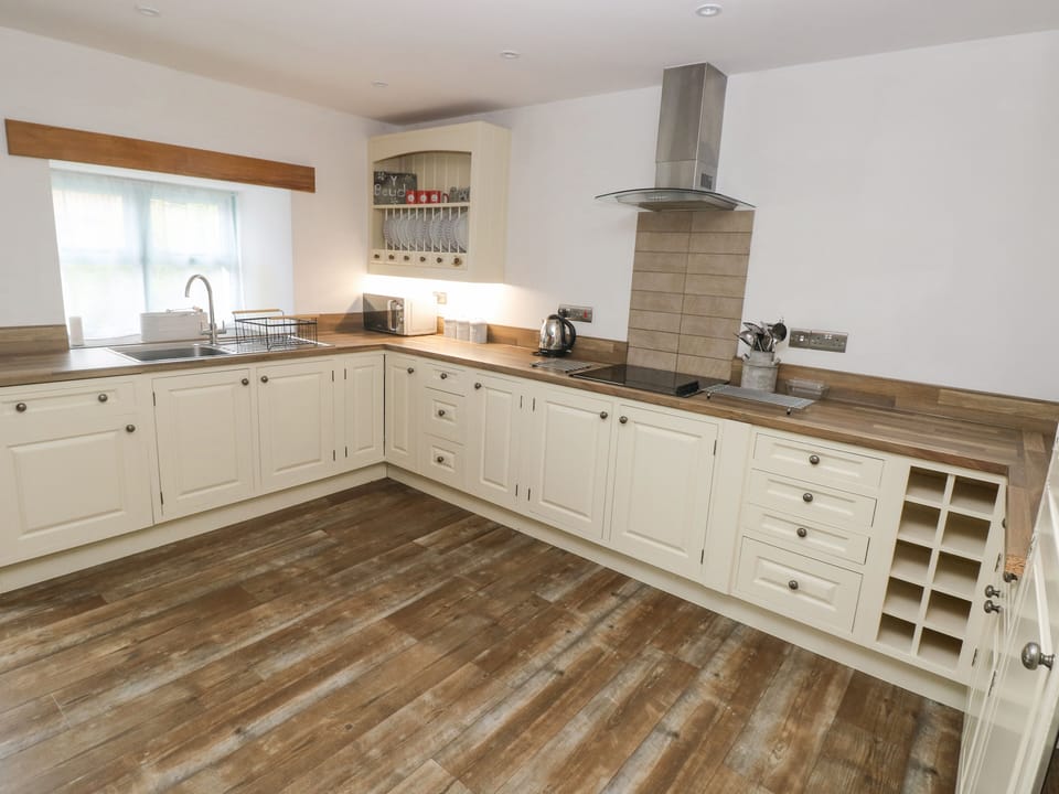 Cottage | Private kitchen | Fridge, dishwasher, cookware/dishes/utensils