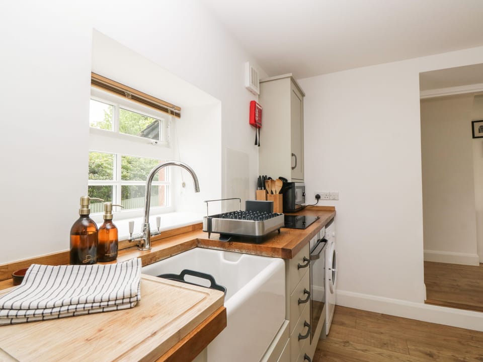 Cottage | Private kitchen | Fridge, cookware/dishes/utensils