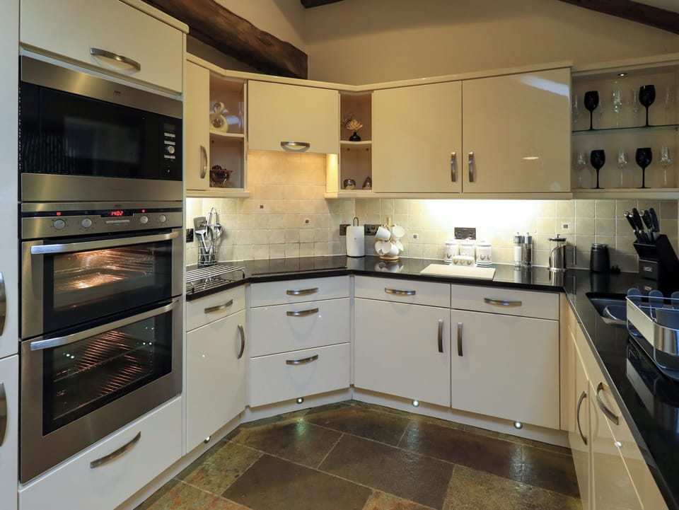 Cottage | Private kitchen | Fridge, dishwasher, cookware/dishes/utensils