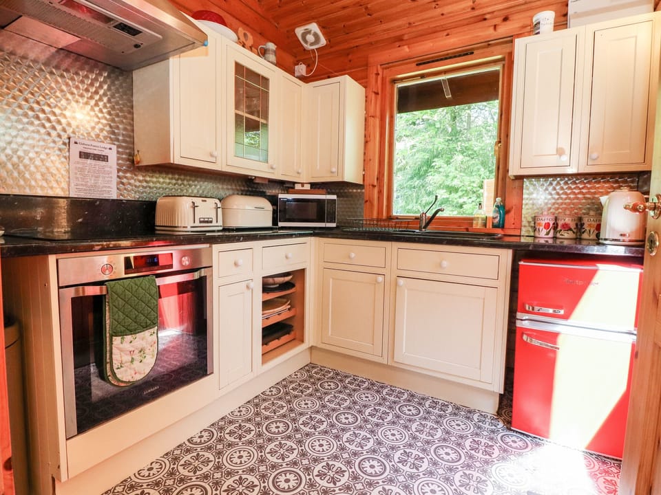 Cottage | Private kitchen | Fridge, electric kettle, toaster, cookware/dishes/utensils