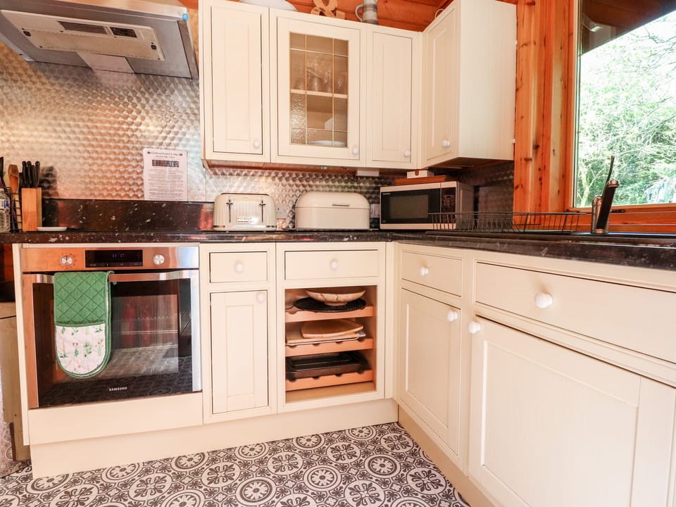 Cottage | Private kitchen | Fridge, electric kettle, toaster, cookware/dishes/utensils