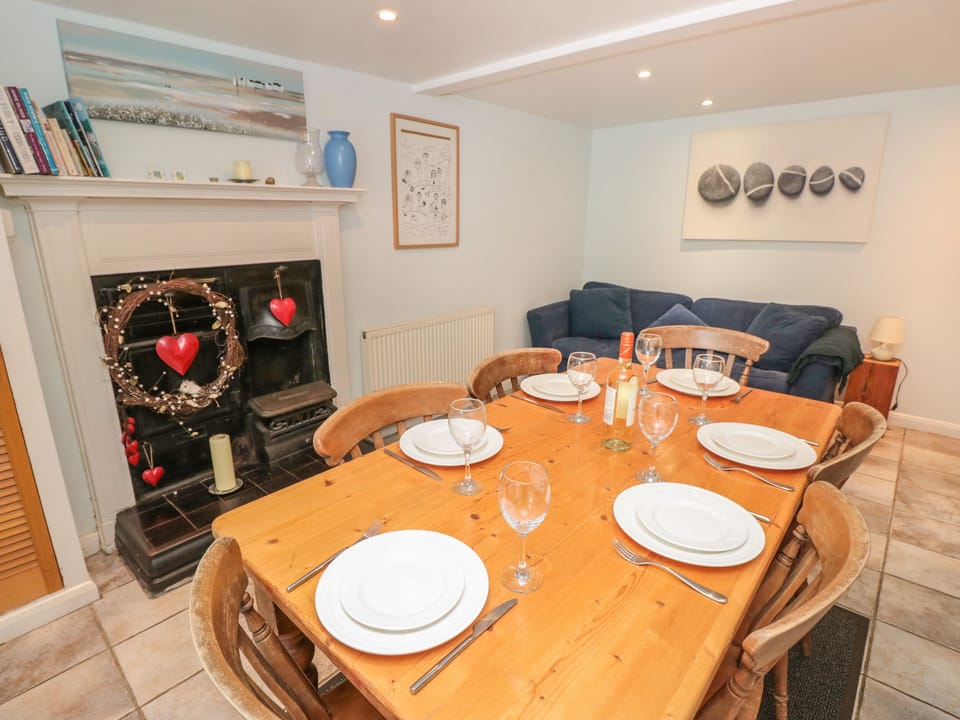 Cottage | Private kitchen | Fridge, electric kettle, toaster, cookware/dishes/utensils