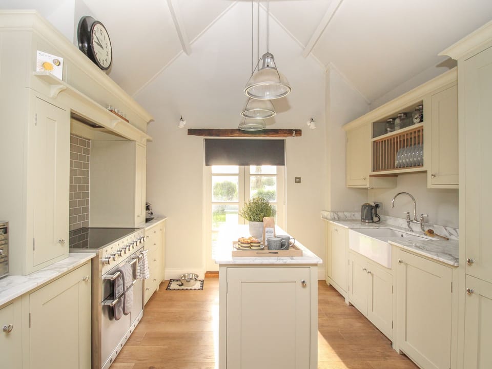 Cottage | Private kitchen | Fridge, dishwasher, electric kettle, toaster