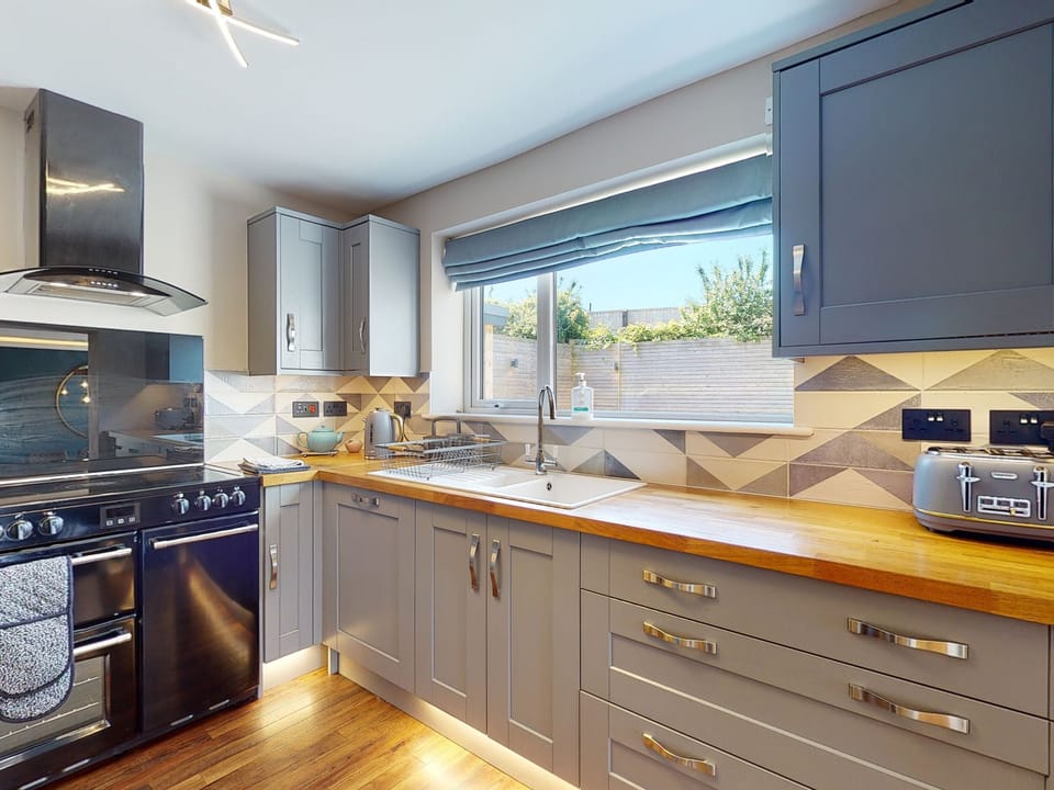 Cottage | Private kitchen | Fridge, microwave, dishwasher, electric kettle