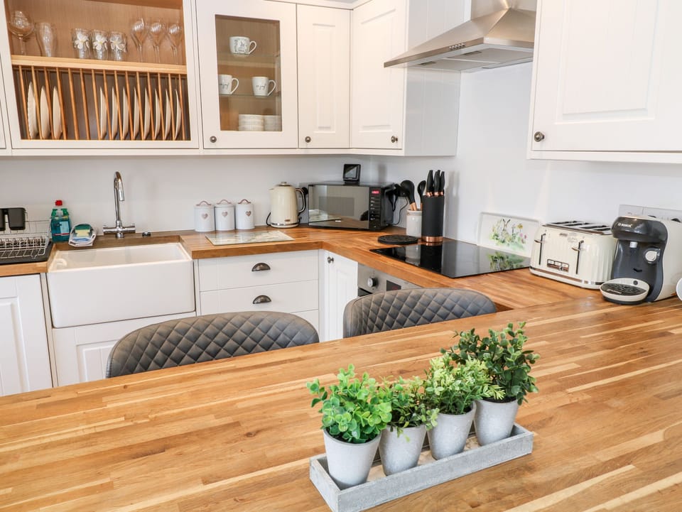 Cottage | Private kitchen | Fridge, electric kettle, toaster, cookware/dishes/utensils