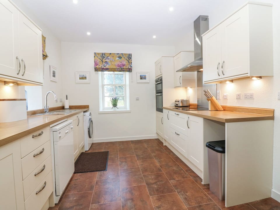 Cottage | Private kitchen | Fridge, microwave, dishwasher, electric kettle