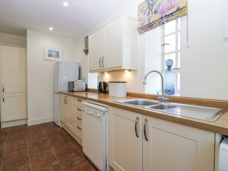 Cottage | Private kitchen | Fridge, microwave, dishwasher, electric kettle