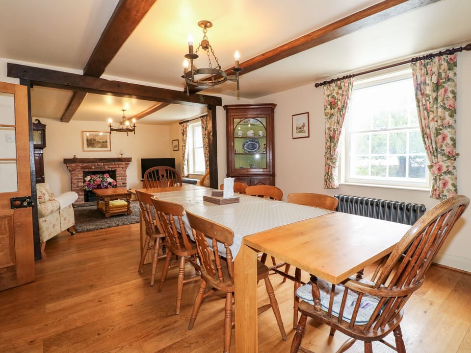 Cottage | Dining