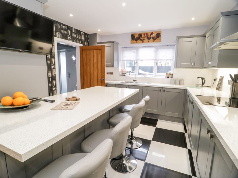 Cottage | Private kitchen | Fridge, microwave, dishwasher, cookware/dishes/utensils