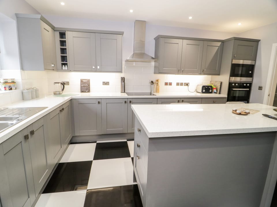 Cottage | Private kitchen | Fridge, microwave, dishwasher, cookware/dishes/utensils