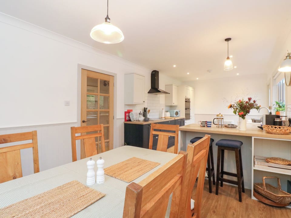 Cottage | Dining