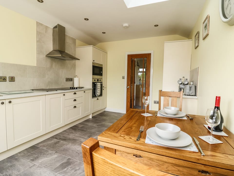 Cottage | Private kitchen | Dishwasher, cookware/dishes/utensils