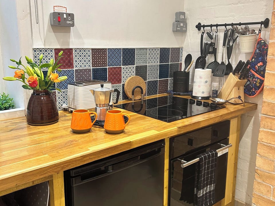 Cottage | Private kitchen | Fridge, electric kettle, toaster, cookware/dishes/utensils