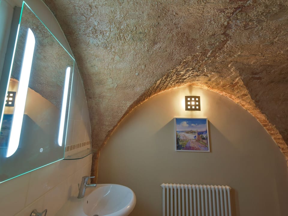 Yew Tree Nook Cottage in East Staffordshire District