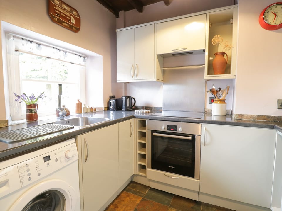 Cottage | Private kitchen | Fridge, microwave, electric kettle, toaster