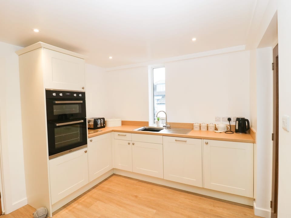 Cottage | Private kitchen | Fridge, microwave, dishwasher, electric kettle