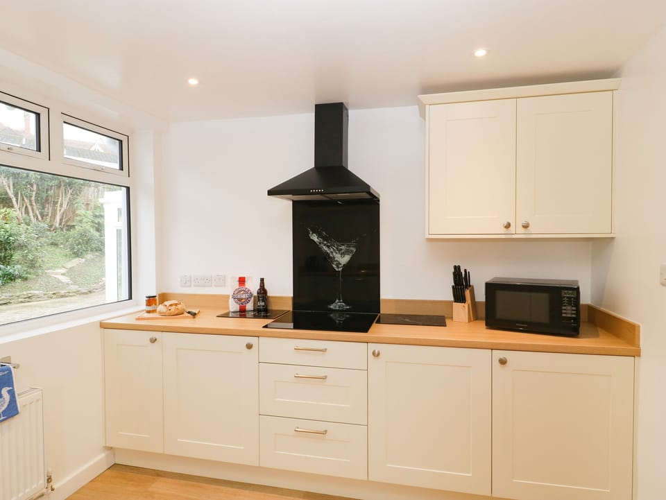 Cottage | Private kitchen | Fridge, microwave, dishwasher, electric kettle