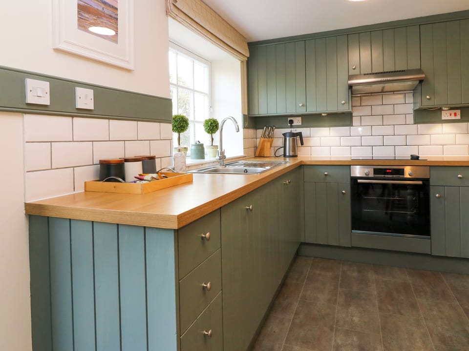 Cottage | Private kitchen | Fridge, microwave, electric kettle, cookware/dishes/utensils